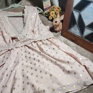 SHEIN Sleeveless Pink Blouse with Gold Accents Làce Accents